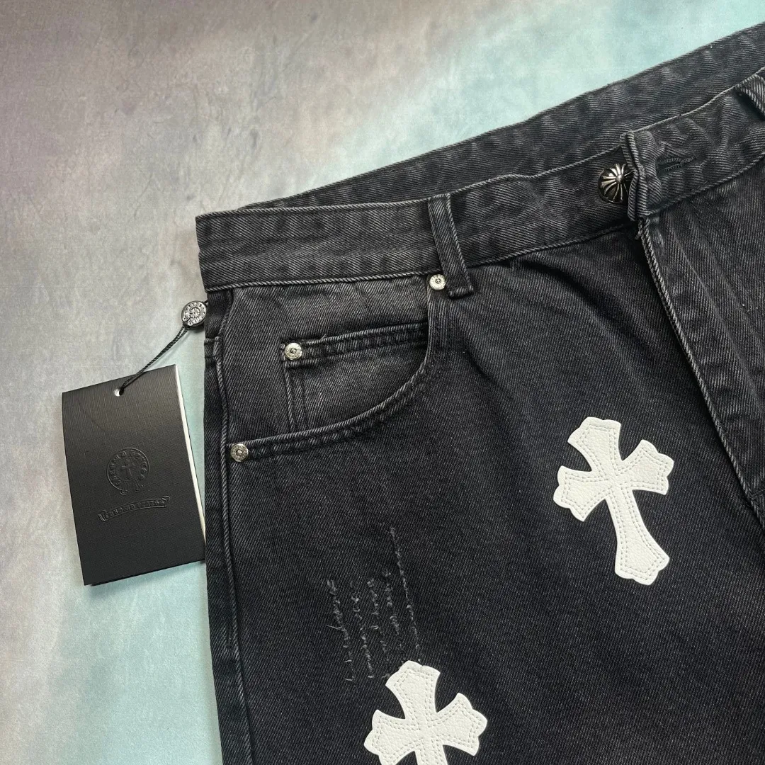 🅿️236 🔘Style No.-KL151 🔘Cro Heart𝐂𝐡𝐫𝐨𝐦𝐞 𝐇𝐞𝐚𝐫𝐭 Classic CH Cross Patch Leather Jeans [Black and White]* The top-notch heavy-duty washing water gives the denim a natural aged texture, making it softer and softer to the touch, and every fold is a filter of age. The calfskin cross is fully laser-cut, with neat lines like works of art, and high-grade matte edges. The distressed silver hardware has its own retro buff, and the buttons and zippers tell a story the more they are used. The straight silhouette is perfect for concealing your body, and the hips become wider and the legs become thicker in seconds. Pair it with short boots to make you look taller, or wear it with dad shoes for a lazy look. You can wear it casually with a white T-shirt and it will make you shine. From the leather to the wiring, everything is top-notch, and you can tell the texture at the first touch - it's not in the same dimension as the currency at all!  Size: S M L XL (28.30.32.34) Color: black with black, black with white, black with pink